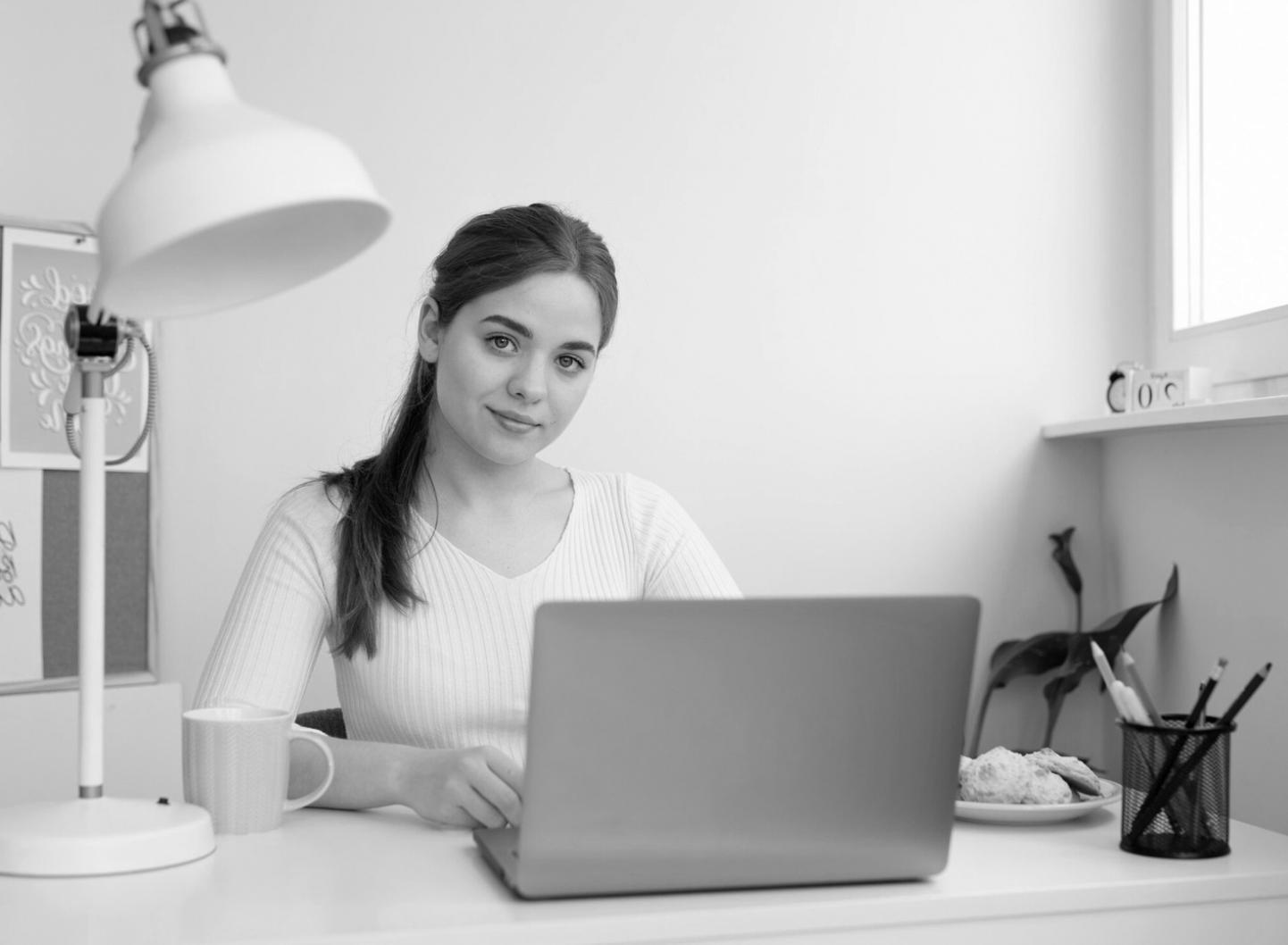 Equipo trabajando en estrategias financieras